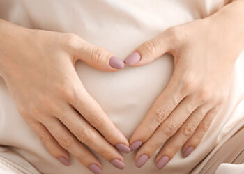 معاناة الحمل في الشهور الأخيرة.. استشارية تكشف طرقاً فعالة لتخفيفها