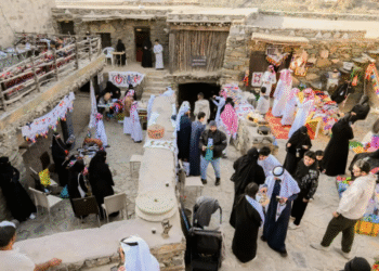 عروض حية وجولات تعريفية.. قرية آل موسى تنبض بتراث الأجداد