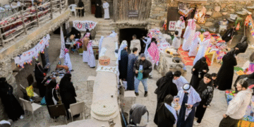 عروض حية وجولات تعريفية.. قرية آل موسى تنبض بتراث الأجداد