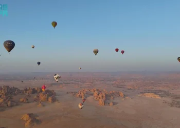 سماء العُلا تفتح أبوابها للسياح.. مناطيد تُحلّق فوق التاريخ والطبيعة في مشهد يخطف الأنفاس