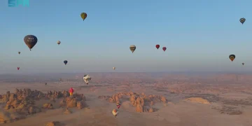 سماء العُلا تفتح أبوابها للسياح.. مناطيد تُحلّق فوق التاريخ والطبيعة في مشهد يخطف الأنفاس