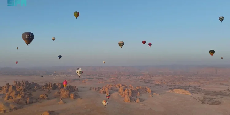 سماء العُلا تفتح أبوابها للسياح.. مناطيد تُحلّق فوق التاريخ والطبيعة في مشهد يخطف الأنفاس