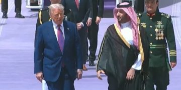 ولي العهد يستقبل الرئيس الأميركي