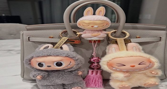 «دمية لابوبو Labubu السم في العسل».. تحذيرات خطيرة من لعبة غريبة تحولت إلى هوس عالمي يثير القلق