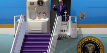 سجاد بنفسجي وربطة عنق مطابقة.. سر تناغم الألوان في استقبال ترامب بالرياض  