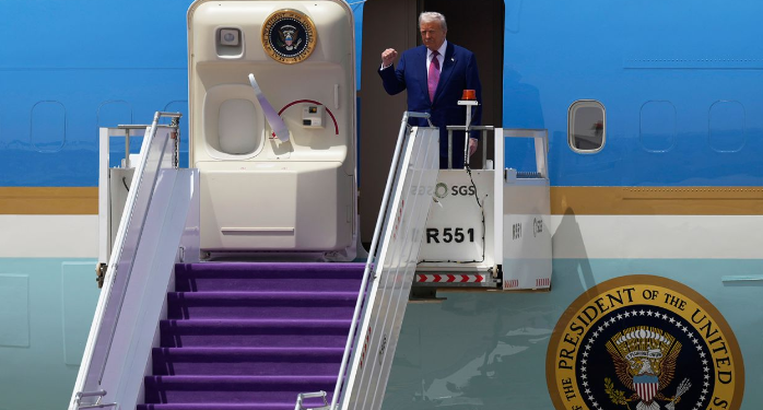 سجاد بنفسجي وربطة عنق مطابقة.. سر تناغم الألوان في استقبال ترامب بالرياض