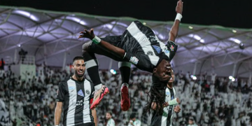 الشباب يُفسد فرحة الأهلي