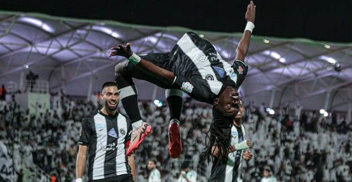 الشباب يُفسد فرحة الأهلي