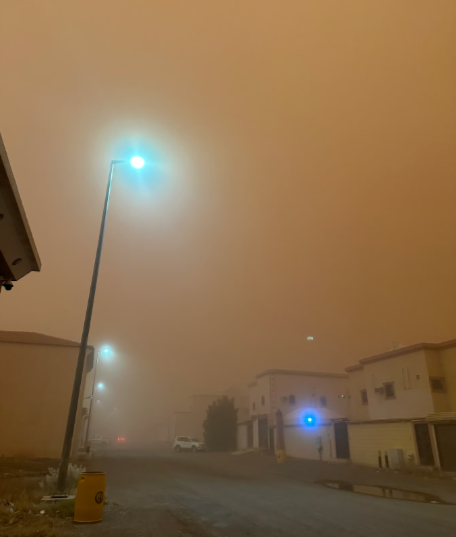 تفاعل السعودية - عاصفة ترابية تحوّل نهار عفيف إلى ليل.. صور أمطار واضراب شديد بالجو