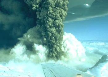 نشط بركان بولاية الاسكا الأمريكية