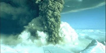 نشط بركان بولاية الاسكا الأمريكية