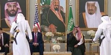 الرئيس الأمريكي يحتسي القهوة السعودية