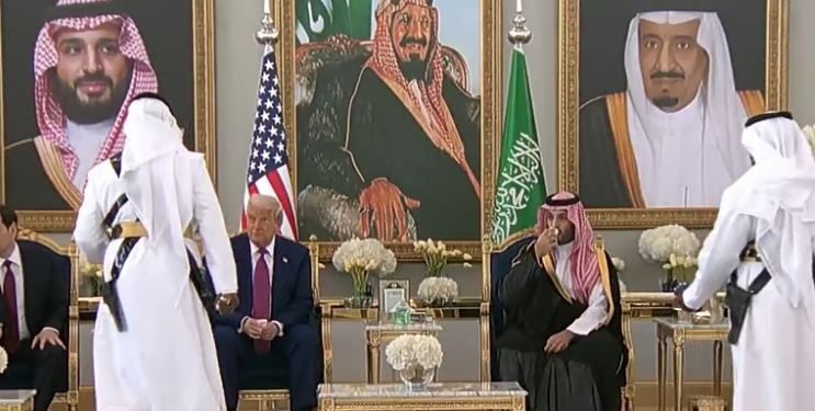 الرئيس الأمريكي يحتسي القهوة السعودية