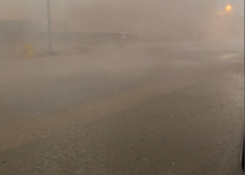 عاصفة ترابية تحوّل نهار عفيف إلى ليل.. صور أمطار واضراب شديد بالجو