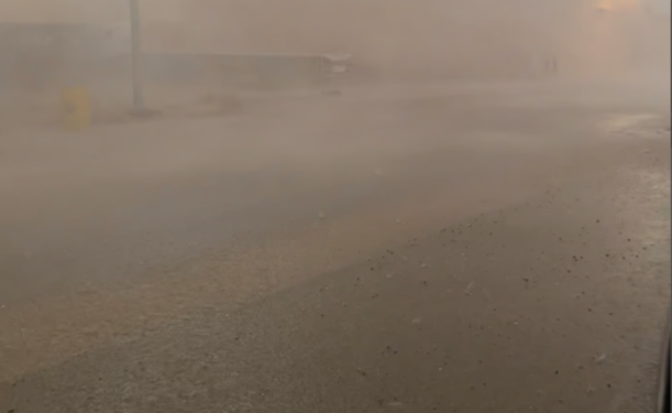 عاصفة ترابية تحوّل نهار عفيف إلى ليل.. صور أمطار واضراب شديد بالجو