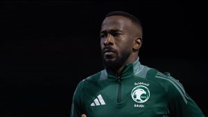 تفاعل السعودية - من نجم الملاعب إلى سرير العناية المركزة.. قصة فهد المولد التي خطفت قلوب السعوديين