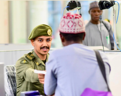 تفاعل السعودية - صور.. أولى رحلات ضيوف الرحمن القادمين من نيجيريا لأداء فريضة الحج تصل المدينة المنورة
