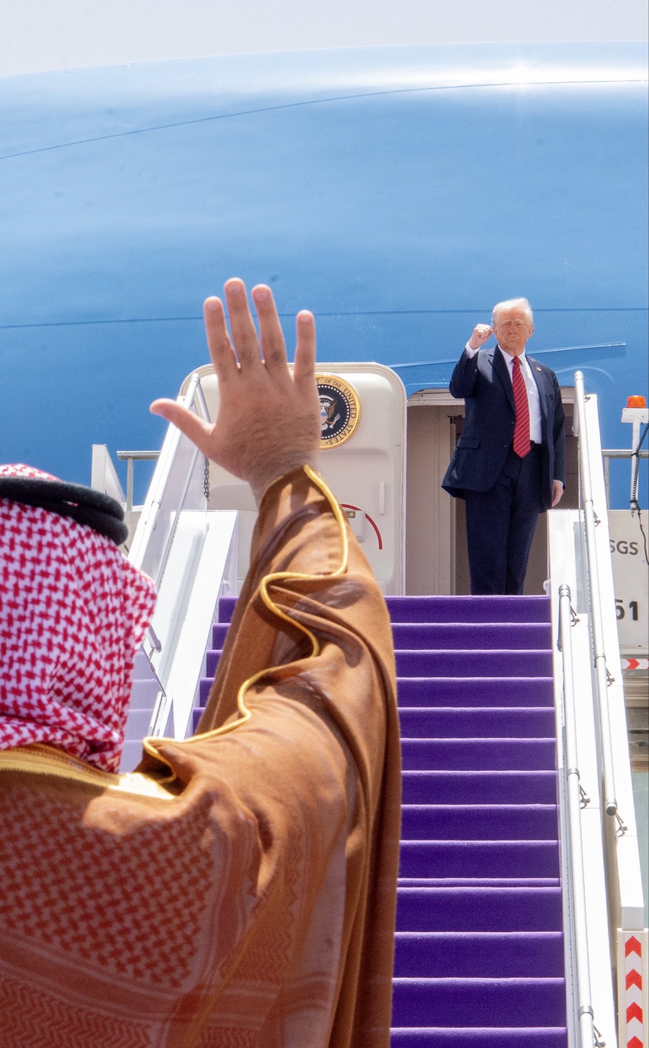 الرئيس ترامب يودع الأمير محمد بن سلمان قبل مغادرته المملكة
