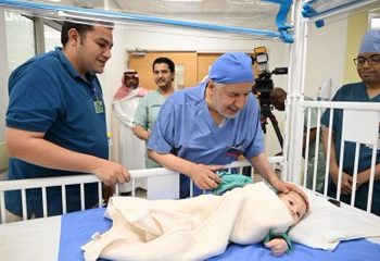 السعودية تسجل إنجازًا طبيًا جديدًا.. نجاح عملية فصل التوأم الطفيلي المصري ورسالة شكر من الوالدين للمملكة