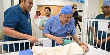 السعودية تسجل إنجازًا طبيًا جديدًا.. نجاح عملية فصل التوأم الطفيلي المصري ورسالة شكر من الوالدين للمملكة