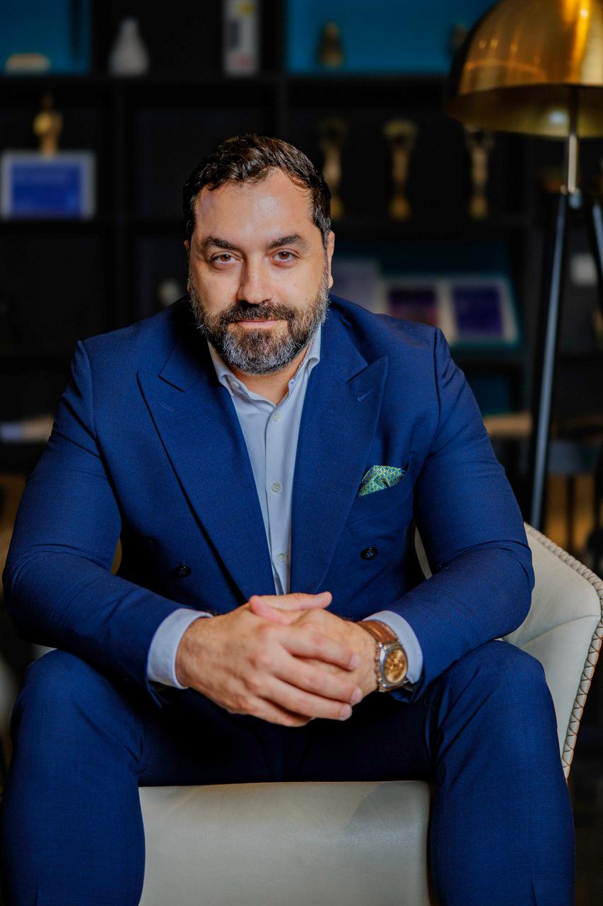 تفاعل السعودية - روجر دي نادر المدير العام لفندق إدج كريكسايد.. الريادة في قطاع الضيافة بالدقة والشغف ورؤية نحو المستقبل