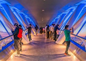 جسر برج المملكة المعلق.. شاهد جمال المملكة من سماء الرياض