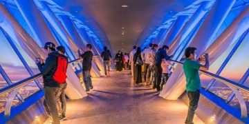 جسر برج المملكة المعلق.. شاهد جمال المملكة من سماء الرياض