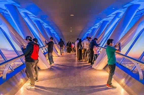 جسر برج المملكة المعلق.. شاهد جمال المملكة من سماء الرياض