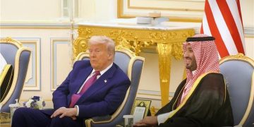 مأدبة غداء رسمية تكريمًا له.. ولي العهد يستقبل الرئيس الأمريكي في الديوان الملكي بقصر اليمامة