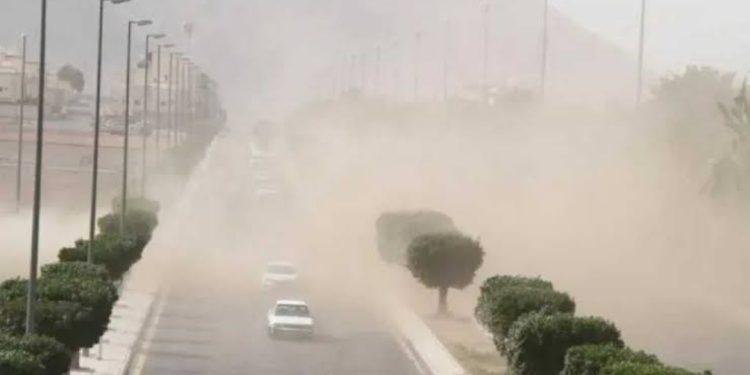 رياح نشطة وأتربة تؤثر على عدة مناطق في السعودية.. و”الأرصاد” تحذر من تدني الرؤية والتقلبات