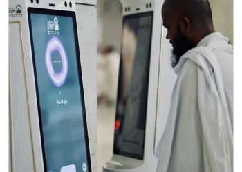 روبوت “منارة” يجيب السائلين في الحرم.. نقلة نوعية في الإرشاد الديني بموسم الحج