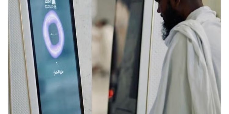 روبوت “منارة” يجيب السائلين في الحرم.. نقلة نوعية في الإرشاد الديني بموسم الحج