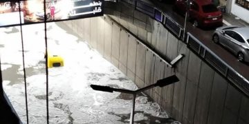 الإسكندرية تغرق في مياه الأمطار.. ثلوج تتساقط من السماء وتعليق الامتحانات