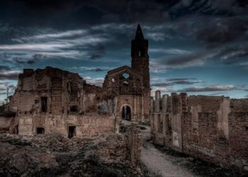 من المحيط إلى المقابر التاريخية.. “السياحة السوداء” وجهات تخطف أنظار الزوار 