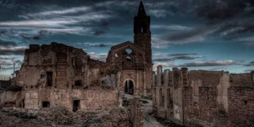 من المحيط إلى المقابر التاريخية.. “السياحة السوداء” وجهات تخطف أنظار الزوار 