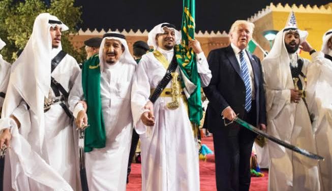 رقصة أدهشت العالم.. كيف تحولت لحظة عفوية بين ترامب والملك سلمان إلى رمز تراثي سياحي