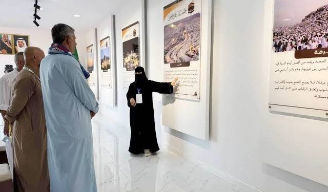 معرض توعوي لضيوف الرحمن عن مناسك الحج في مدينة حجاج بالجوف