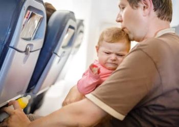 الأطفال على متن الرحلات الجوية بين براءة الطفولة وتوتر الركاب