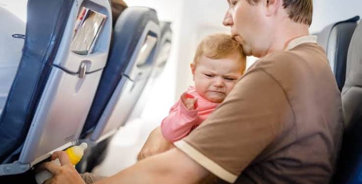 الأطفال على متن الرحلات الجوية بين براءة الطفولة وتوتر الركاب