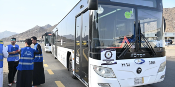 منصة أرشدني تدعم خدمات مركز توجيه حافلات حجاج الخارج خلال موسم حج 1446هـ