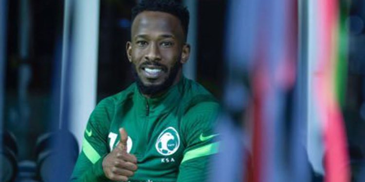 من نجم الملاعب إلى سرير العناية المركزة.. قصة فهد المولد التي خطفت قلوب السعوديين