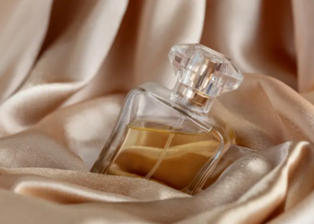 عطرك يدوم أطول.. 6 خطوات تجعل رائحته ثابتة طوال اليوم