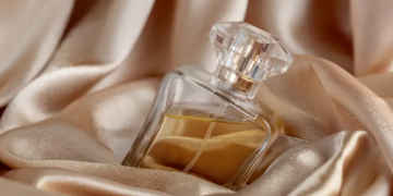 عطرك يدوم أطول.. 6 خطوات تجعل رائحته ثابتة طوال اليوم