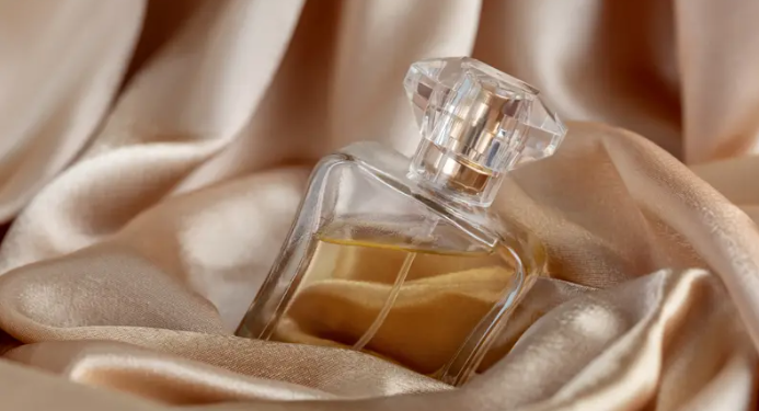 عطرك يدوم أطول.. 6 خطوات تجعل رائحته ثابتة طوال اليوم