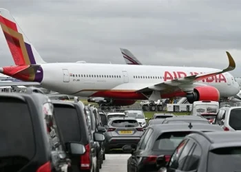 بعد يوم من تحطم طائرة.. تهديد بوجود قنبلة يجبر رحلة “إير إنديا” على الهبوط الاضطراري