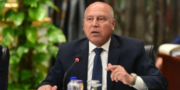 إقالة مسؤول مصري على الهواء