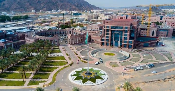 250 متطوعًا من جامعة طيبة يشاركون في خدمة ضيوف الرحمن بالمدينة المنورة