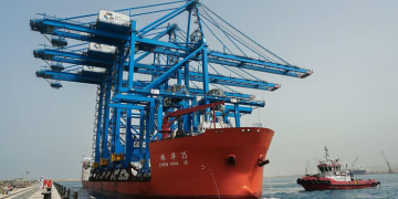 ميناء نيوم يستقبل أولى الرافعات المؤتمتة بالكامل.. خطوة نوعية نحو لوجستيات المستقبل