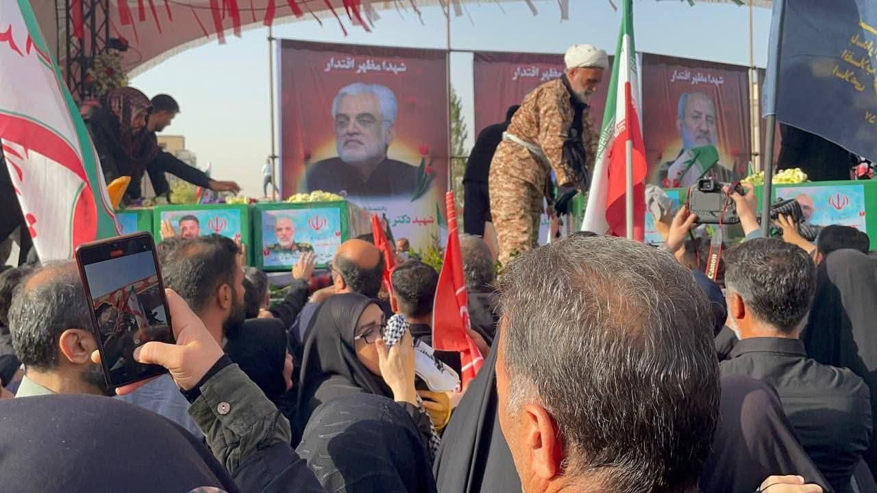 تفاعل السعودية - صور.. إيران تشيع قادتها وعلمائها النوويين ضحايا العدوان الإسرائيلي على طهران في مشهد جنائزي مهيب