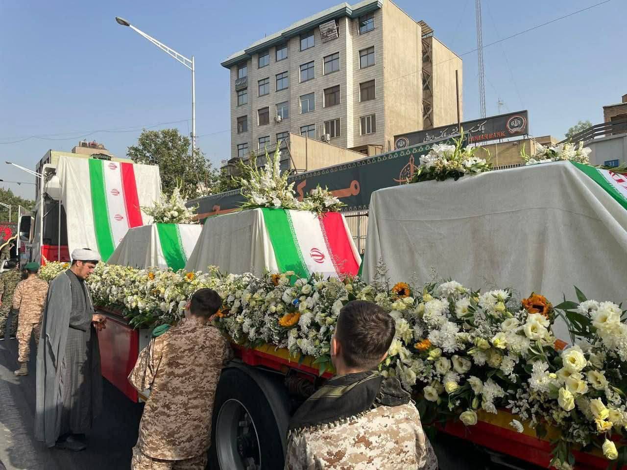 تفاعل السعودية - صور.. إيران تشيع قادتها وعلمائها النوويين ضحايا العدوان الإسرائيلي على طهران في مشهد جنائزي مهيب